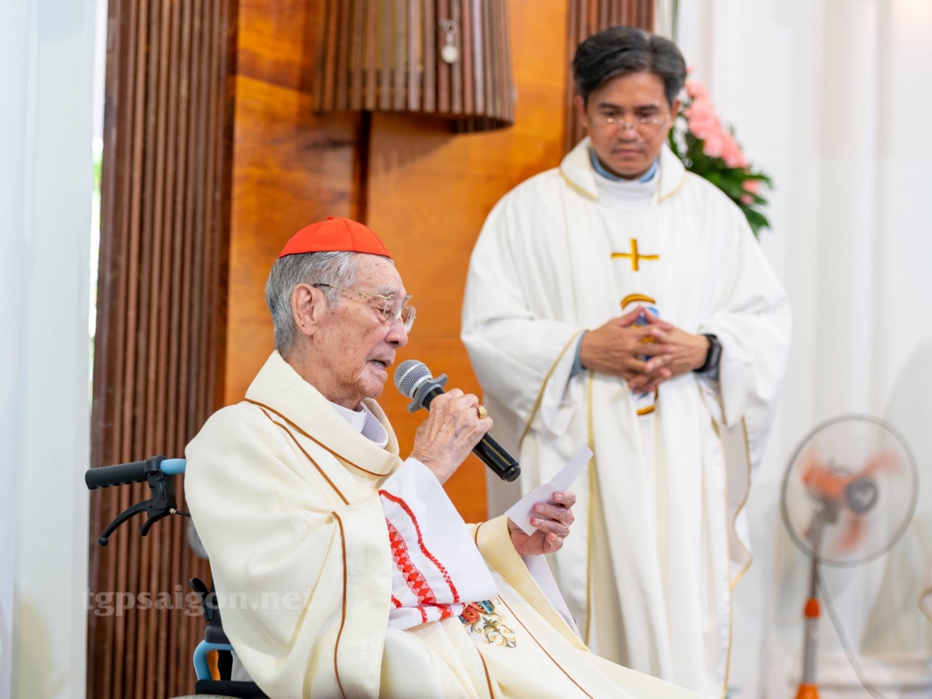 Đằng sau vẻ ngoài nghiêm nghị là một trái tim chân thành